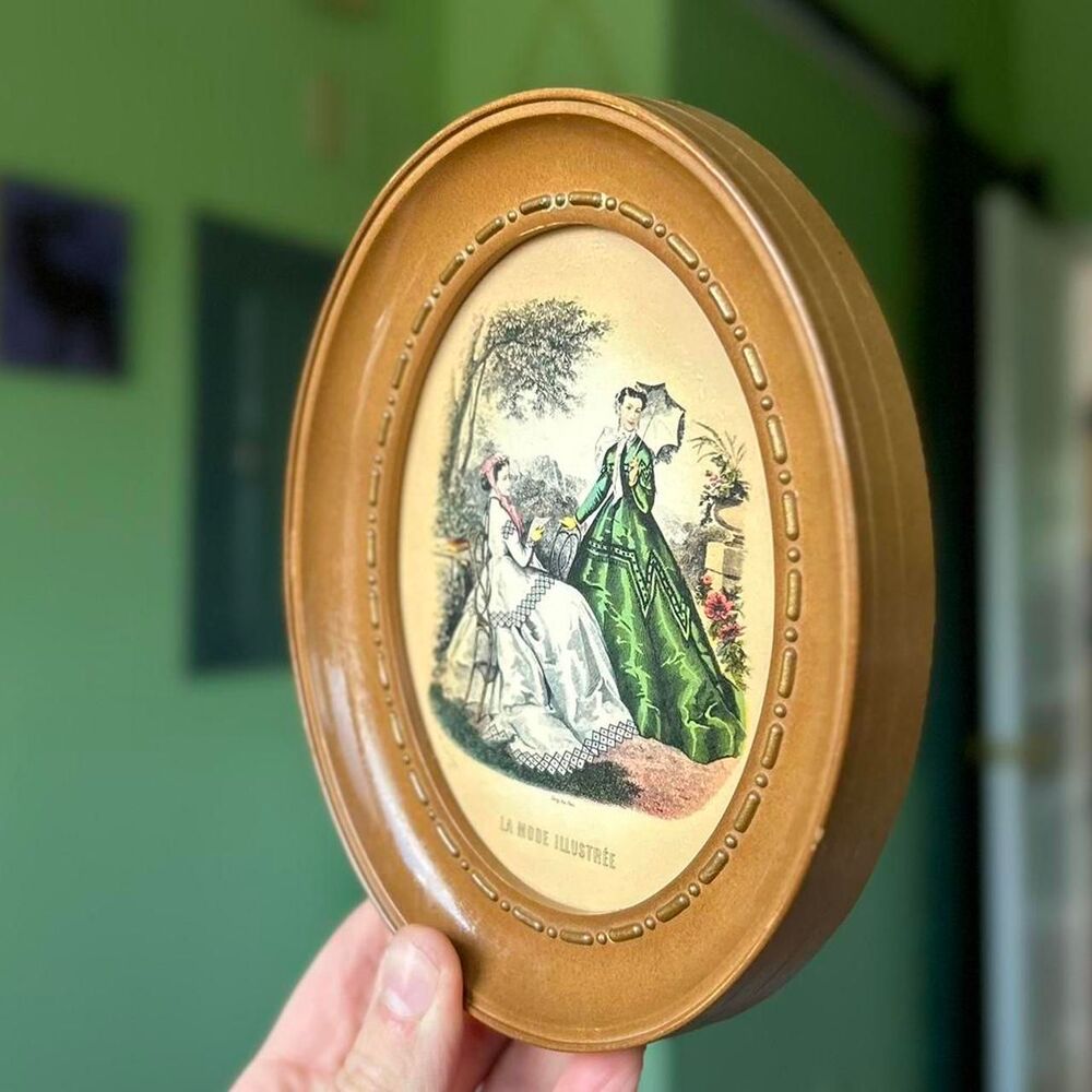 VTG Dainty Oval Framed Victorian Styled Women La Mode Illustrée Wall Plaque Deco - Picture 2 of 6